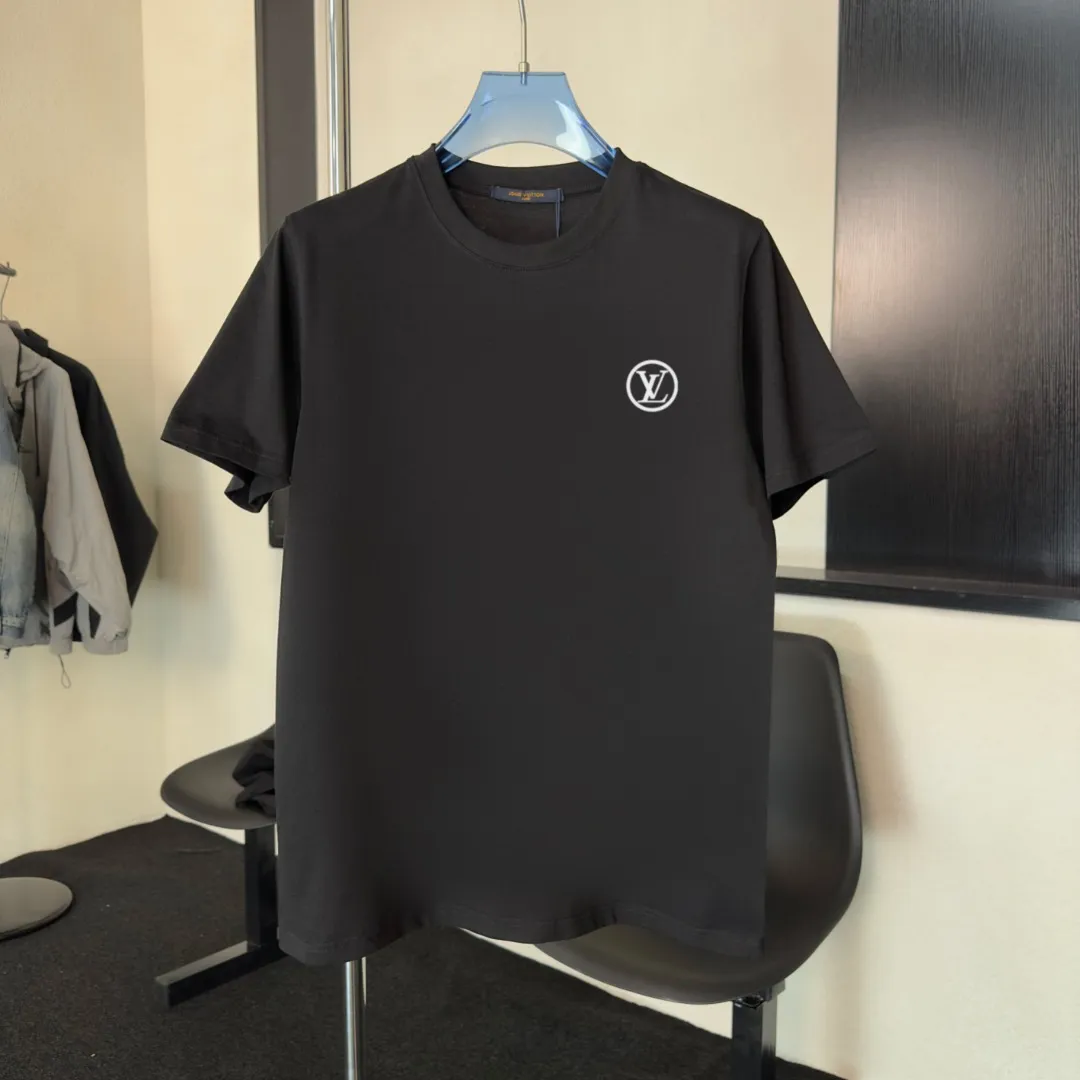 《LV~ 》 2026New Arrival Quality T ， , Versatile Quality ！ ‼ 32 G ‼ ， ， ， ， T 🤪 Sizes：S-M-L-XL-2XL ：Black，White， Same Style